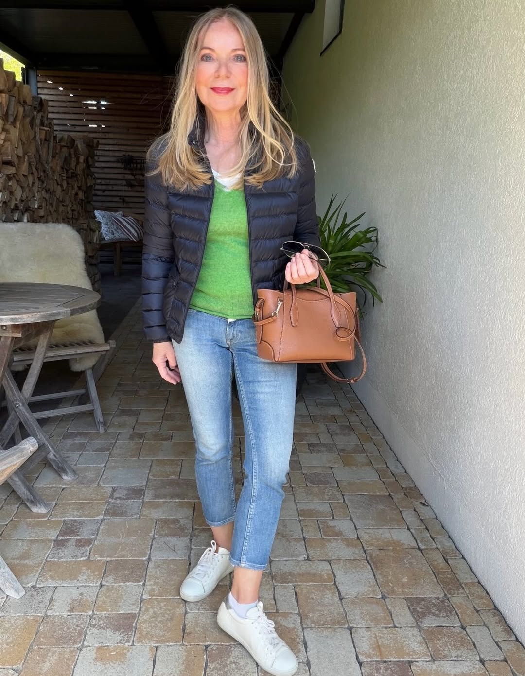 Gestern eher wie an einem September Tag … ☀️⛅️💨 🌧️ … frische klare Luft und da hätte mein Look hier perfekt gepasst… den hatte ich jedoch nicht an… den gestrigen seht ihr wenn ihr weiter wischt… ungeschminkt und quasi inkognito zur Kosmetik gleich bei mir ums Eck, da hat er gereicht … 
kommt gut durch die Wochenmitte und morgen einen schönen Feiertag 😘

#happywednesdayeveryone #casual #blondwoman #over60