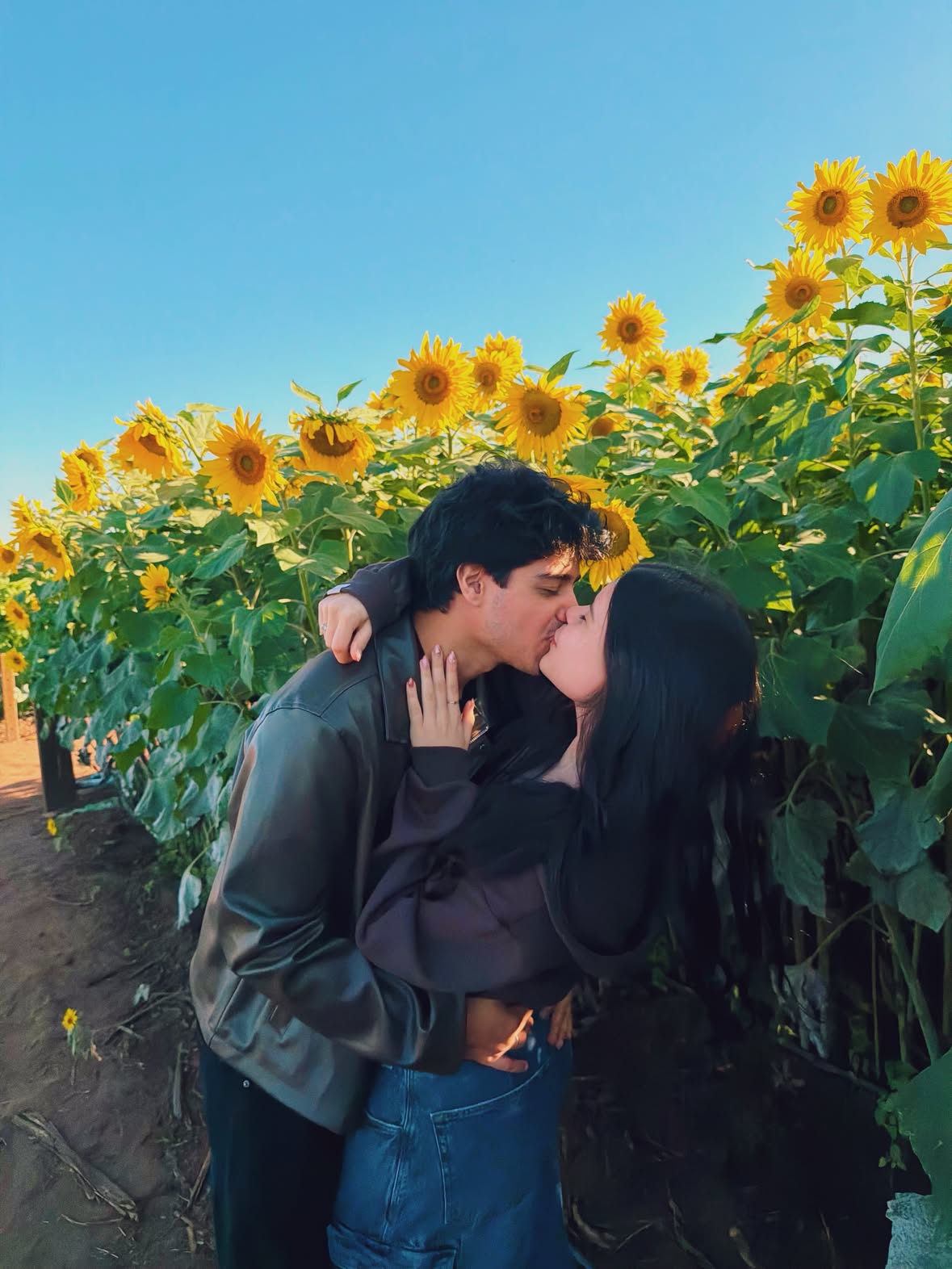 a garota romântica que mora em mim combina muito com você <3 🌻♥️