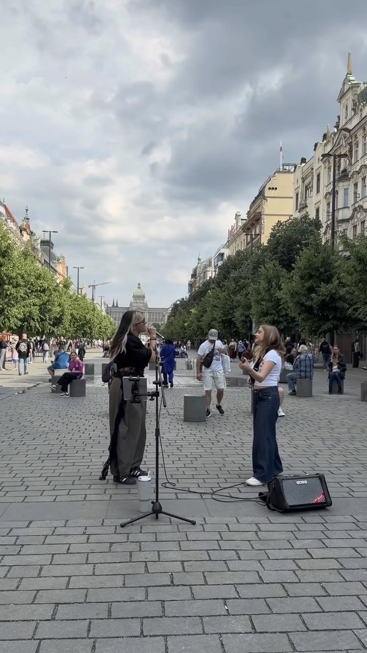 Jdu z tanecni zkousky na Edeny pres Vaclavak a slysim svoji pisnicku. Dekuju @natalie_rasicova  za nejhezci zastaveni dne