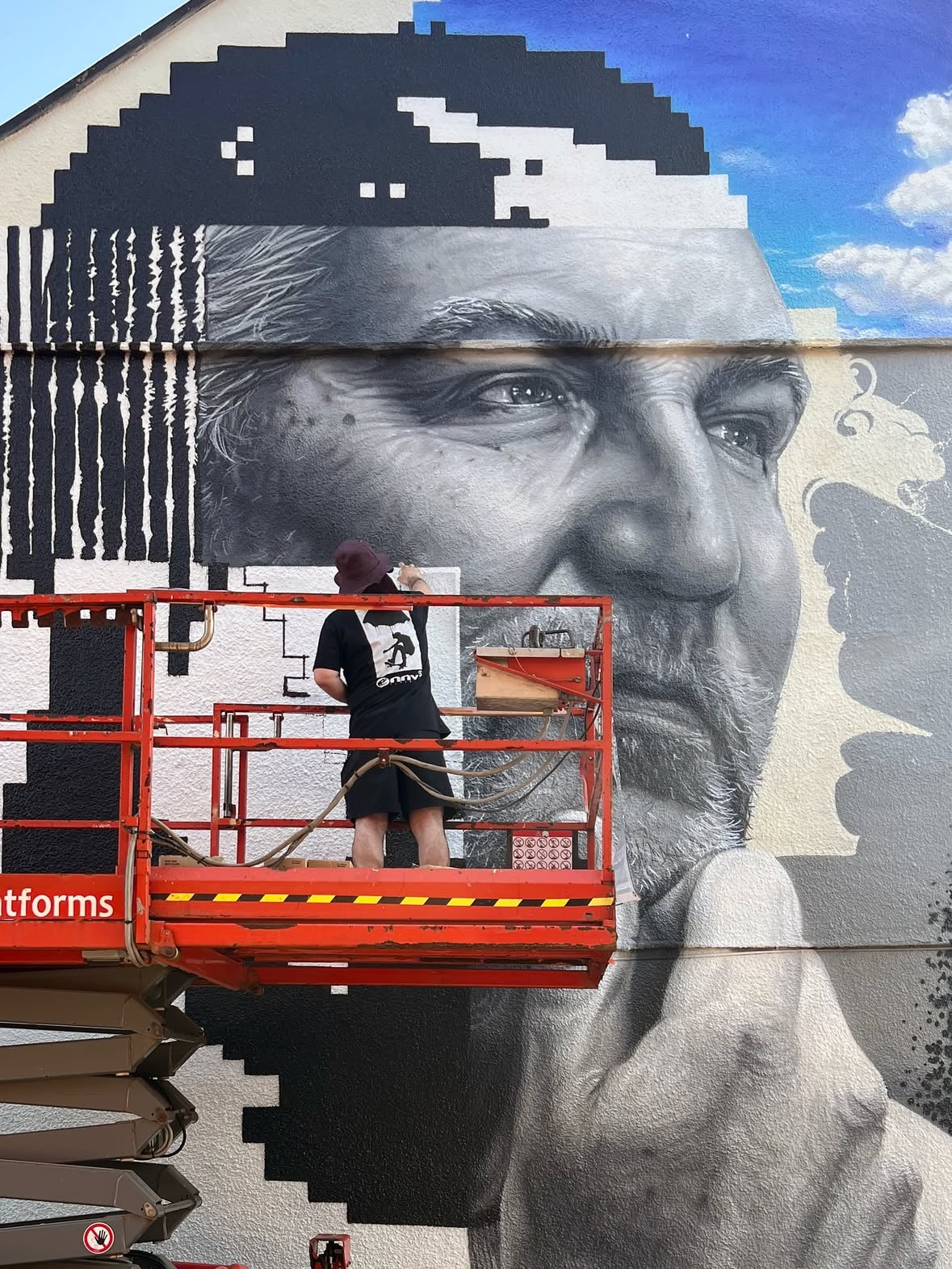 A few WIP moments from Bristol. ☀️

We had an amazing time painting at @upfest, catching up with old friends, making new ones, and enjoying the UK heatwave while doing what we love most.

A huge thank you to everyone who stopped by to say hello, take photos, share kind words, and support the project throughout the process.

Big thanks to the entire @upfest team for making everything so smooth and easy for us to work.

Special thanks to @catmichogato, as always, for her incredible help, dedication, and for capturing these moments behind the scenes. And thank you to @inkiegraffiti for trusting us and becoming part of this project.

More to come.

📸 @michocutz 

#JayKaes #Upfest #Bristol #UrbanArt #StreetArt