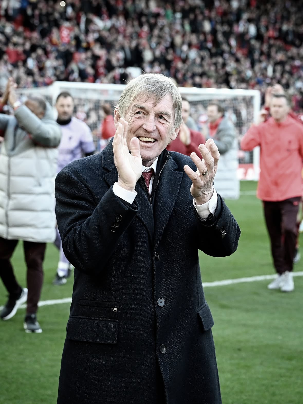 ❤️‍🩹 Liverpool legend Kenny Dalglish confirms a cancer diagnosis, releasing an official statemend today.

“As my inadvertent social media post has indicated, I am currently undergoing treatment for cancer,” said Sir Kenny. “Unlike my mobile phone use, the treatment is going well”.

“Ideally, this would have remained private because that’s the way it should be, but my useless technology skills have forced my hand!”, Dalglish says in a Liverpool official statement.

Be strong, Legend! We’re all with you. 👊🏼
