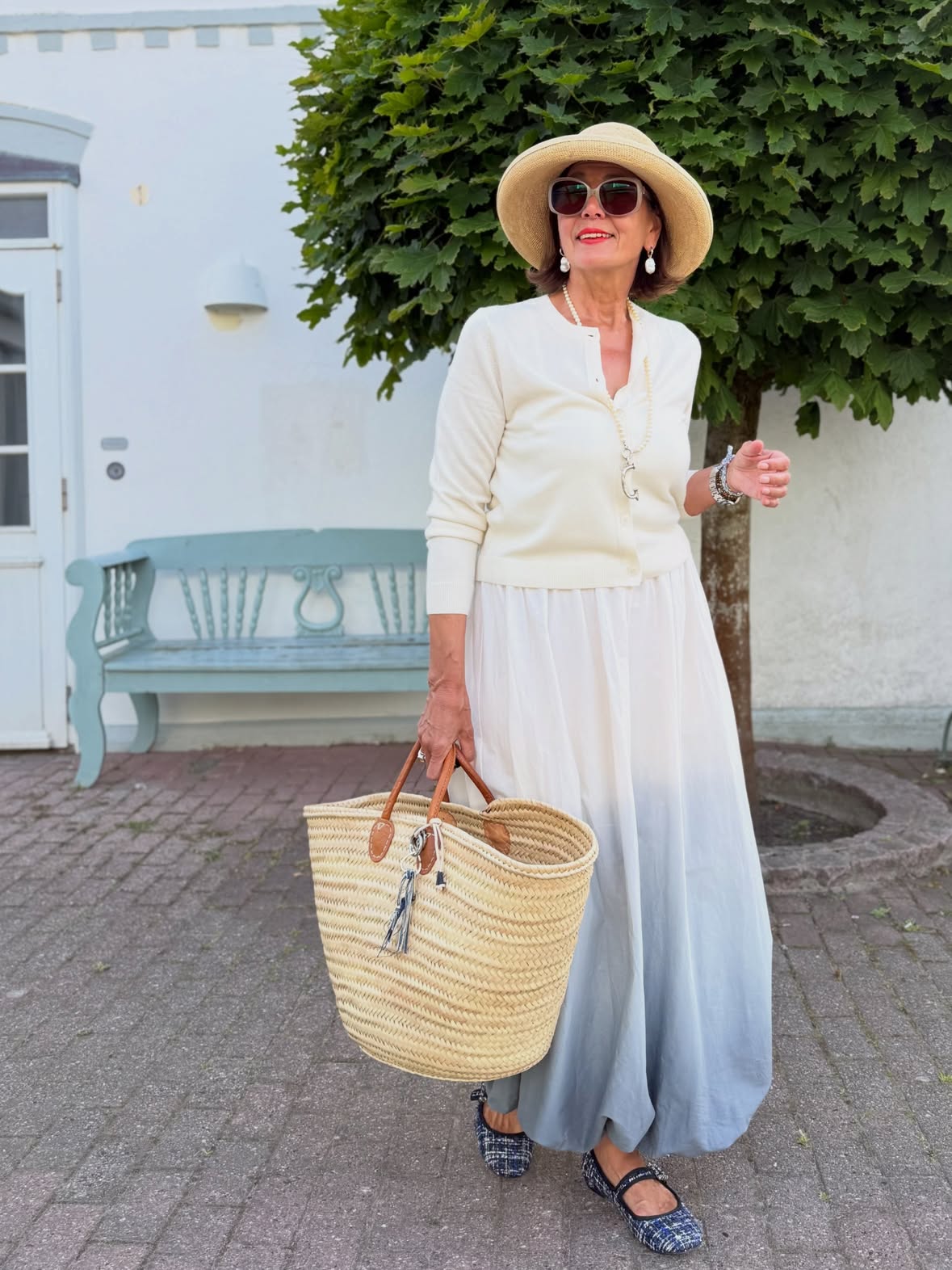 Island Chic 🌊🐚 Sylt-Vibes, Meeresbrise und ganz viel Leichtigkeit 🩵 ich genieße weiterhin entspannte Tage auf meiner deutschen Lieblingsinsel und wünsche euch ein schönes Wochenende ☀️😎

Mein Look [Werbung unbeauftragt]
Kleid @zara 
Cardigan @uniqloeurope 
Kettenanhänger @unode50 
Schuhe @bibiloushoes 
Hut @samisgmbh 
Korb @amazonde 
Sunnies @emporioarmani 

#syltlook #dressstyle #sylt2026 #syltliebe #hutliebe