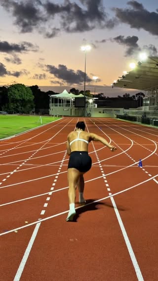 Me & the track lately 🤝🏽

Wearing @oneractive - code DESI to save 

#sprinting #athletetraining #oneractive