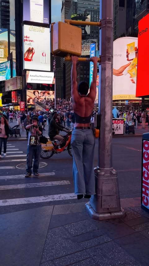 Social anxiety? I don’t know her 

#strict #pullups #timessquare #newyork #back