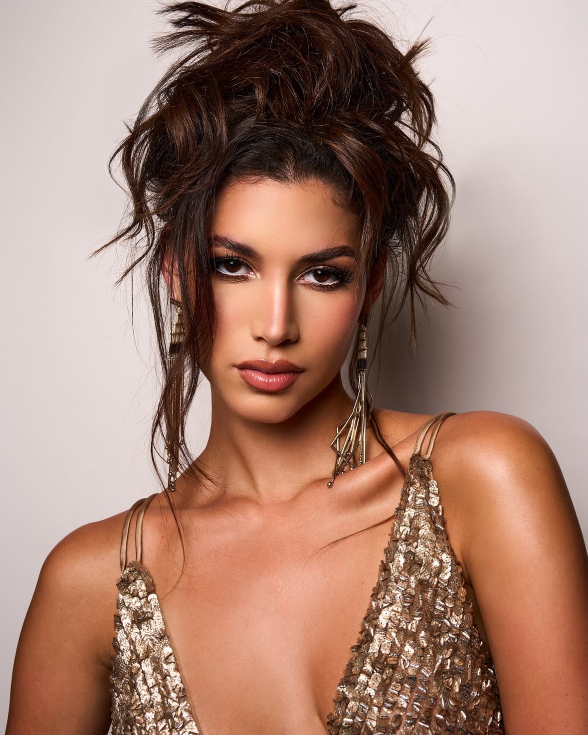 El verdadero brillo no proviene de lo que llevamos puesto, sino de aquello que transmitimos desde el corazón. ✨👑

#distritonacional #missrepublicadominicanauniverso #republicadominicana

Art Direction & Styling: @martinarussospena_
Photographer: @vanessamartiniph
Make-up & Hair stylist: @chiarabernardelli_makeup