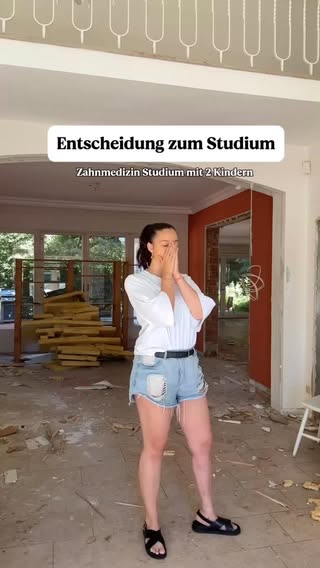Entscheidung zum Studium 🥺

Wie soll es weitergehen? Wahrscheinlich die am häufigsten gestellte Frage in meinem wöchentlichen Q&A.

Das Problem:

* Wenn ich jetzt direkt weitermache, verpasse ich wertvolle Zeit mit den Kindern. Noa ist ja noch so klein 🥺
* Wenn ich pausiere, bis alle Kinder da sind, verliere ich den Anschluss und muss alles jedes Semester neu lernen.
* Ein Wechsel vor dem Staatsexamen ist quasi ausgeschlossen und mit vielen Nachteilen verbunden.
* Ein Wechsel nach dem Staatsexamen wäre ebenfalls mit Pendeln verbunden.

Und um ganz transparent zu sein: Ich drücke mich Woche für Woche davor, eine Entscheidung zu treffen.

Ich möchte das Studium nicht aufgeben, weil es mein Traum ist. Gleichzeitig fühlt sich aktuell keine der Optionen wirklich richtig an.

Deshalb jetzt mal ganz ehrlich: Was würdet ihr an meiner Stelle tun? Sagt es mir gerne, denn aktuell bin ich wirklich ratlos.❤️‍🩹

#eltern #elternsein #studium #medizin #mamaliebe