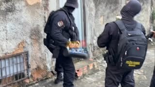 FALSAS INDENIZAÇÕES‼️Esquema de fraude nos Correios é alvo de operação; mandados são cumpridos em Salvador

Uma operação realizada na manhã desta terça-feira (2) cumpriu quatro mandados de busca e apreensão em Salvador contra suspeitos de participação em um esquema de fraudes envolvendo encomendas dos Correios. A ação também resultou no bloqueio de bens dos investigados por determinação da Justiça Federal.

As investigações apontam que o grupo simulava o envio de objetos de alto valor, como joias e eletrônicos, e posteriormente registrava de forma fraudulenta o extravio das encomendas junto à Empresa Brasileira de Correios e Telégrafos (ECT). O objetivo seria obter indenizações indevidas pagas pela estatal.

De acordo com os investigadores, parte dos suspeitos identificados atua como funcionário terceirizado dos Correios e teria utilizado a função exercida na empresa para facilitar a execução das fraudes.

A ação desta terça-feira integra a segunda fase da Operação Registro Frágil, deflagrada após a análise do material apreendido na etapa anterior. As novas evidências permitiram a identificação de outros envolvidos no esquema investigado.

Os mandados foram expedidos pela 17ª Vara Criminal da Seção Judiciária da Bahia e tiveram como objetivo a coleta de novas provas para aprofundar as investigações, além de garantir o eventual ressarcimento dos prejuízos causados à empresa pública.

A operação contou com a participação da Polícia Federal e apoio da Polícia Militar da Bahia, por meio do Batalhão de Policiamento Tático (BPATO) Central e da 23ª Companhia Independente da Polícia Militar (CIPM).

As investigações continuam para identificar a dimensão do esquema, quantificar os prejuízos e apurar a participação de outros possíveis envolvidos. Os suspeitos poderão responder pelos crimes que forem confirmados ao longo da apuração.
