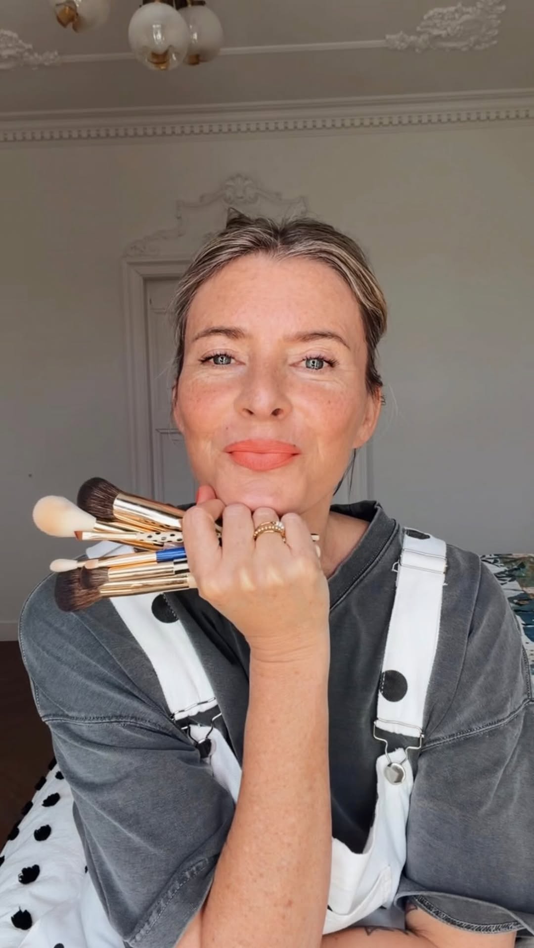 This has been such a fun collaboration.

When @jacksbeautyline invited me to visit their office in Berlin, I honestly had no idea what to expect. I knew we were going to create a brush set together, but I had no idea what that would actually look like.

It turned into one of those wonderfully creative days where time flies. I ended up painting seven different brushes, each with its own design and personality. What makes this collection so special to me is what happened afterwards. Once I was back in The Netherlands, the team at JACKS beauty line spent months recreating every single brush by hand. One by one. Not a few hundred, but thousands of brushes, all carefully hand painted with so much attention and love.

I really wanted to share that part of the story because in a world that feels increasingly fast and automated, there is something incredibly beautiful about things that are still made by hand. You can feel the craftsmanship behind them.

The brushes are also fully made in Germany, vegan, beautifully soft and designed to last for years. During my visit, founder and makeup artist Miriam even gave me a makeup lesson. Afterwards, I went home and got rid of all my makeup sponges (recycled, of course 😉). I had no idea brushes could be so much more precise, enjoyable to use and even a more sustainable option.

And one last thing. If you purchase the complete set of seven brushes, you’ll receive this beautiful polka dot pouch as a gift.

I hope you’ll love them as much as I do. 🤍

#andbloom #makeupbrushes #makeupover50
