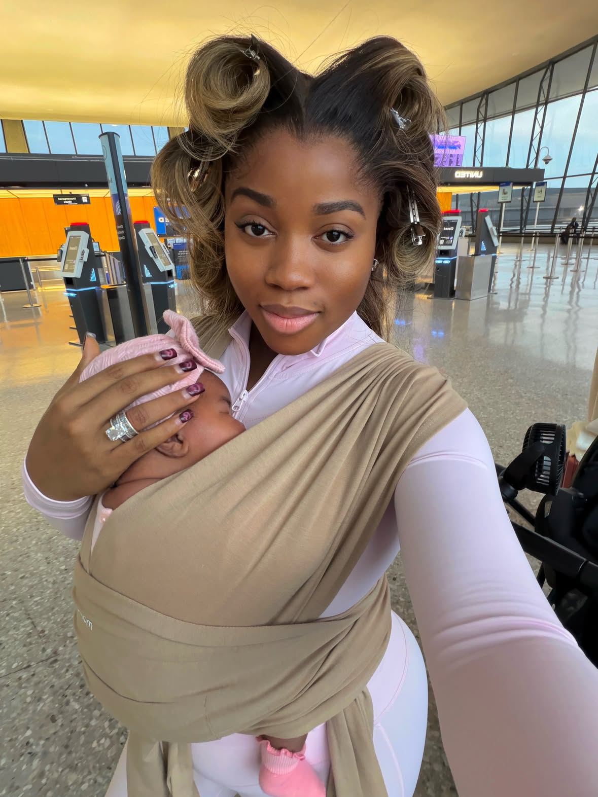 MOTHER 🌸

Hair @hairbyadefunkeee 😍
@crownedbynichi still can’t get over this install🥰
@berbiebeauty_ this fit🌸😍