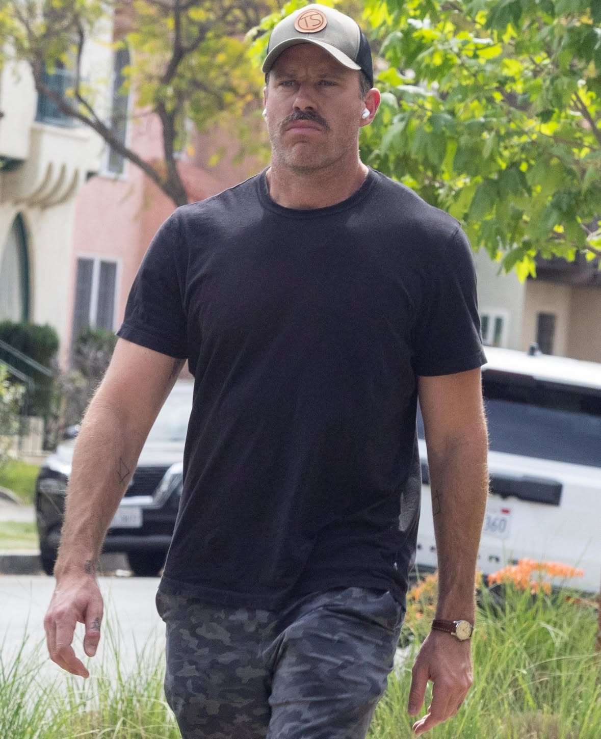 Armie Hammer looks nearly unrecognizable years after multiple allegations and scandal brought his acting career to a halt 📸@backgrid_usa