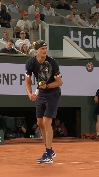 Perfect pickup from Sascha 🤌

#RolandGarros