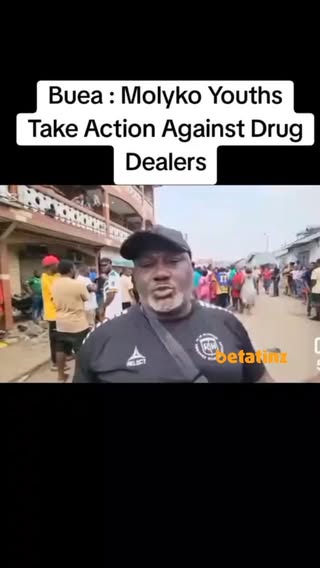 #BetaPipol youths dem for Molyko Buea dey enta street for protest against dr.ugs. Dey say e don too much!! Sotey dey be fish out the main supplier of the dr.ugs. Dey say e own dom too much, e di spoil youths dem. Police last kam carry the man. The mendem tok say as police dey don pick e so, make dey no try release e, bicos dey di eva see police pipo for e door di collect money from e. Say hope say dis time, dey no go collect bribe from e, but dey go lock e up for good. Na video dat👆🏾

#BetaTinz #BetaTinzGist