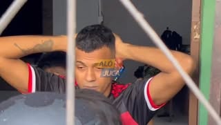 VULGO “DEMORÔ” 🚨 Traficante do BDM se entrega após fazer filha refém em Itinga; bandido era procurado pela Secretaria de Segurança 

A operação contou com a participação de investigadores do Departamento de Investigações Criminais (DEIC) e da Coordenação de Operações e Recursos Especiais (CORE) na manhã desta segunda-feira (1), em Itinga, Lauro de Freitas. 

O criminoso Luís Henrique Santos Souza, também conhecido como “Demorô”, liderança do BDM no bairro do Rio Sena, passou a noite em uma casa com a família e quando percebeu a chegada da polícia civil colocou uma arma na cabeça da filha e da companheira.

Após uma hora de negociação e com a chegada da equipe do Alô Juca, ele se entregou e foi levado para o Departamento de Homicídios e Proteção a Pessoa (DHPP). O bandido possui mandados de prisão em aberto e deve ser levado para o sistema prisional nos próximos dias.
