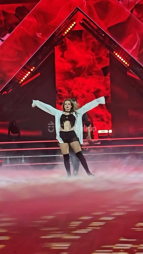 ¡UNA PRESENTACIÓN QUE DIO QUE HABLAR! ✨

Alejandra Araya mostró una faceta diferente en #FiebreDeBaileCHV con una intensa coreografía al ritmo de “Love Is a Bitch” de Two Feet 🔥 La actriz deslumbró con una presentación llena de carácter y emoción 👏

Presentado por @betano_chile ✨

#FiebreDeBaile2