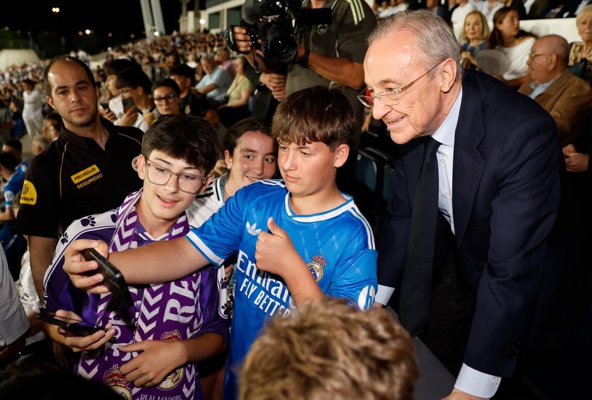 🏟️ El presidente presenció el #RMCastilla - Sabadell en el Di Stéfano.
#RealMadrid | #LaFábrica