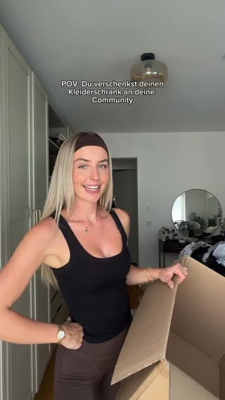 Mein Kleiderschrank FÜR EUCH💅🏼💞🫂

es wurd mal wieder zeit auszumisten & ich dachte mir, wo sind meine Klamotten besser aufgehoben, als bei euch!!! Werde aus dem Riesen Paket 4 Kisten für euch packen und dann in einer Woche auslosen. Lasst einfach einen Kommentar unter dem reel da & seid aktiver Follower💌