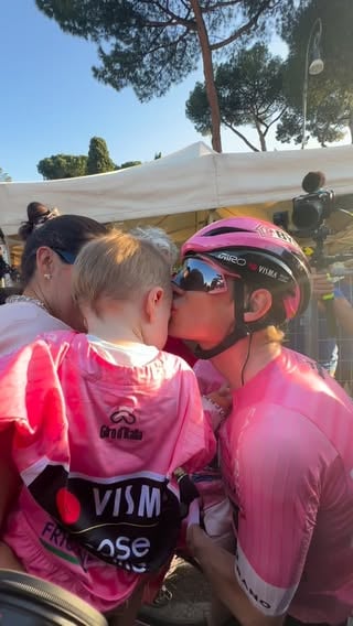 @jonasvingegaard you did it 🩷

#GirodItalia