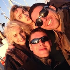 💭🇧🇷 | Algumas memórias ficam para sempre. ♾️❤️

Entre 2015 e 2018, #Sense8 foi mais do que uma série: foi um encontro de almas. Unindo pessoas de diferentes partes do mundo, mostrou que conexões verdadeiras vão além de fronteiras, idiomas e culturas.

Estas fotos guardam momentos de amizade, cumplicidade e afeto que nasceram nessa jornada. Mesmo anos depois, seguem vivas, lembrando o impacto de Sense8 e a família construída ao longo do caminho.

Cada imagem carrega um pedaço dessa história inesquecível. Uma homenagem ao que construímos juntos e que continua nos conectando. ❤️🌎✨

💭🇺🇸 | Some memories last forever. ♾️❤️

Between 2015 and 2018, @Sense8 was more than just a TV series: it was a meeting of souls. Bringing together people from different parts of the world, it showed that true connections go beyond borders, languages, and cultures.

These photos preserve moments of friendship, companionship, and affection that were born along this journey. Even years later, they remain alive, reminding us of the impact of Sense8 and the family built along the way.

Each image carries a piece of this unforgettable story. A tribute to what we built together and what continues to connect us. ❤️🌎✨

#Netflix #Sense8Family #Sensates