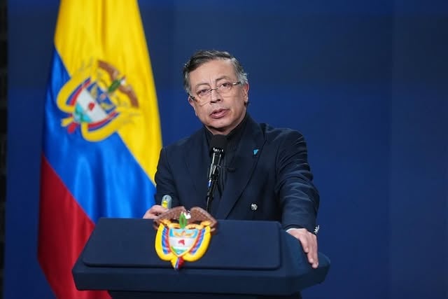 📸| Colombia logró frenar el crecimiento sostenido de los cultivos de hoja de coca en este Gobierno, así lo demostró el Presidente @gustavopetrourrego en alocución presidencial. 

El mandatario informó que 31.000 familias campesinas ya se vincularon al programa de Sustitución Voluntaria de Cultivos, con 8.584 hectáreas erradicadas y verificadas por Naciones Unidas, mientras otras 41.000 están en procesos de transición hacia economías lícitas.

Además, resaltó que el país alcanzó el mayor nivel de incautación de cocaína de su historia: 3.210 toneladas durante este Gobierno, superando las cifras de los gobiernos de Santos y Duque. 

“El camino es sustituir la economía ilícita por economías productivas y prósperas para el campesinado”, señaló el jefe de Estado.
