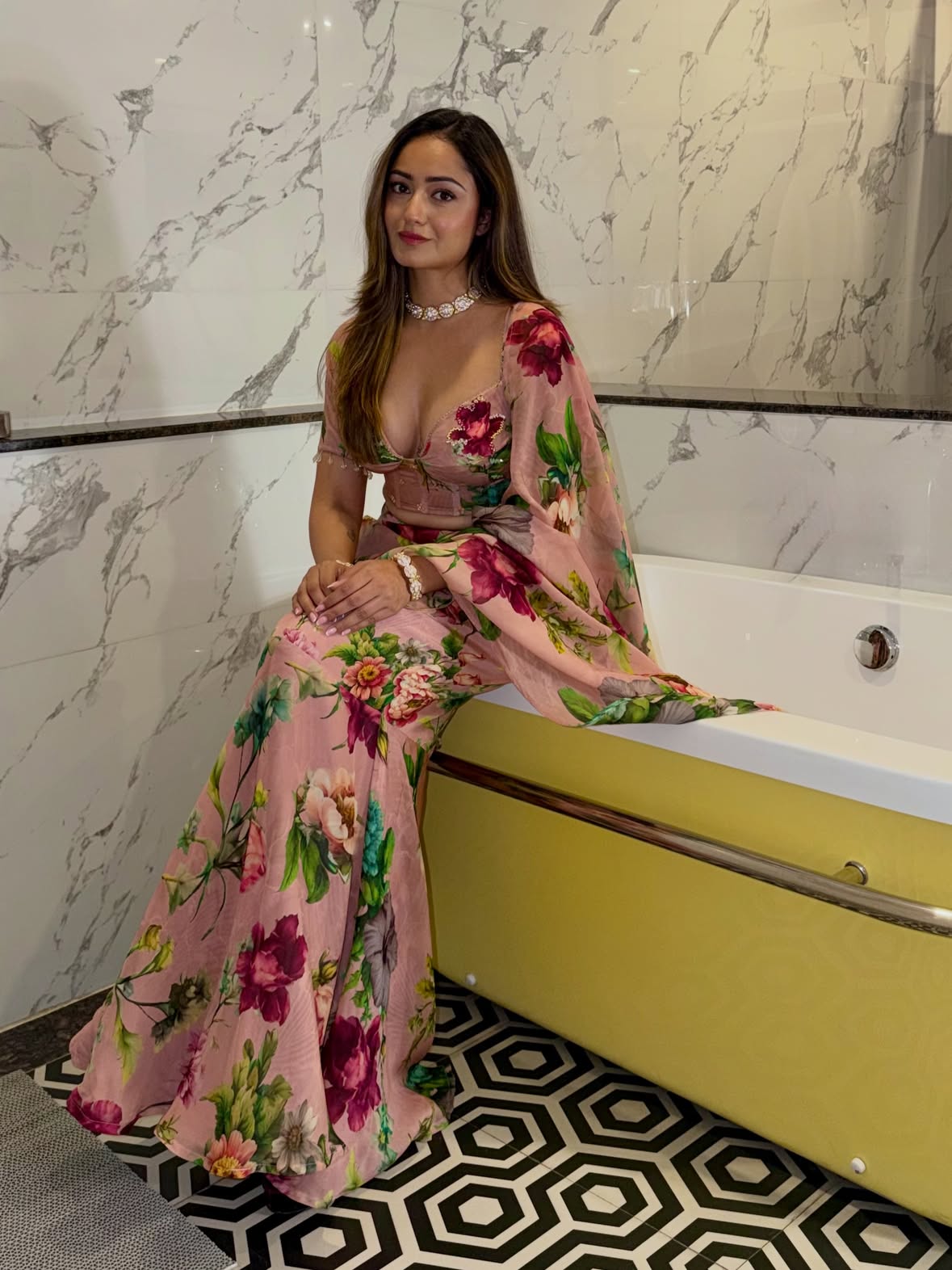 ‘Not your average garden variety’ 🌷

Saree @shopaffroz 
Styled by @intriguelook