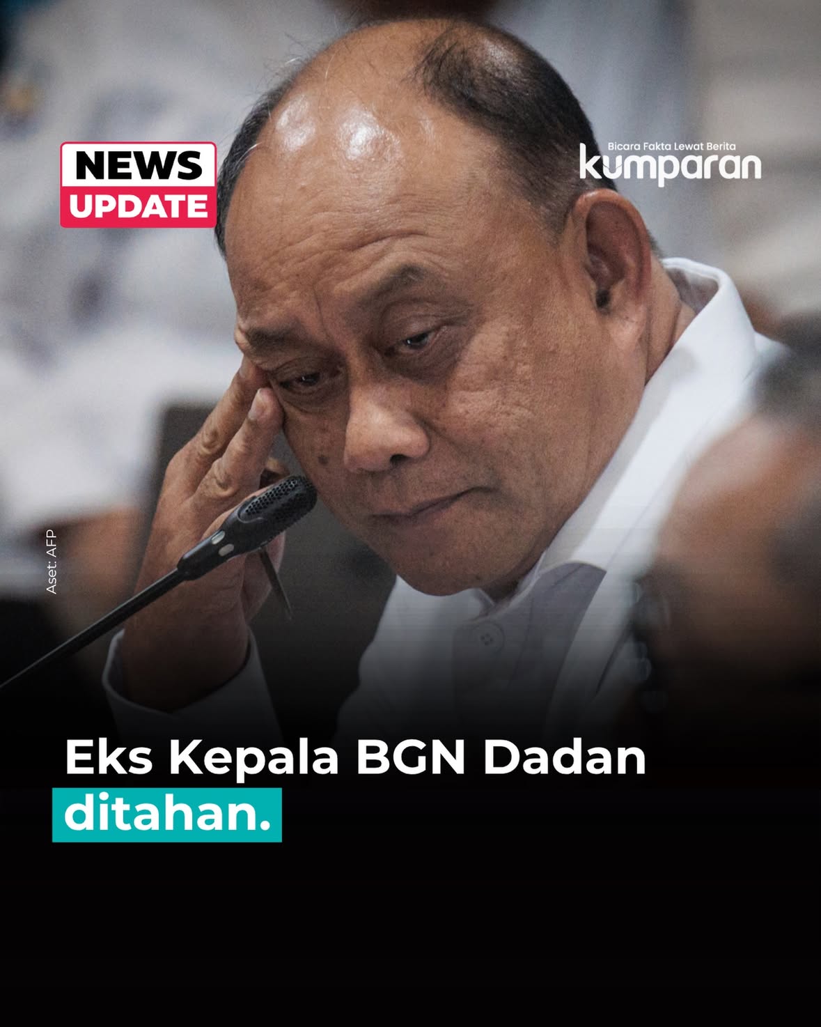 Kejaksaan Agung (Kejagung) resmi menahan eks Kepala BGN Dadan Hindayana pada Rabu (3/6).

Dia ditahan usai menjalani pemeriksaan di Gedung Bundar Jampidsus Kejagung, Jakarta Selatan. Tampak keluar gedung tersebut dengan mengenakan rompi tahanan berwarna pink. Dadan pun digiring masuk ke mobil tahanan oleh para jaksa. Belum diketahui kasus apa yang menjeratnya.

Pada hari ini pula, Kejagung telah menggeledah Kantor BGN di Jakarta sejak pagi tadi. Menurut pantauan kumparan, sejumlah penyidik datang ke kantor itu dan TNI berjaga di sekitarnya. Prabowo Subianto dari jabatan mereka di BGN.

Posisi Dadan kini digantikan oleh Nanik S. Deyang yang sebelumnya menjabat sebagai Wakil Kepala BGN. Sementara, Wakil Kepala BGN kini dijabat oleh Agustina Arumsari dan Mayjen TNI Trenggono. Beberapa jam setelah pencopotan, Kejagung kemudian menggeledah kantor BGN.

📸: Dok. AFP.

Baca selengkapnya dengan klik link di bio. Cari tahu berita update lainnya dengan download aplikasi kumparan di App Store atau Google Play.⁠

📝: newsupdate | update | news | oneliner | R116 | E018

#bicarafaktalewatberita #kumparan