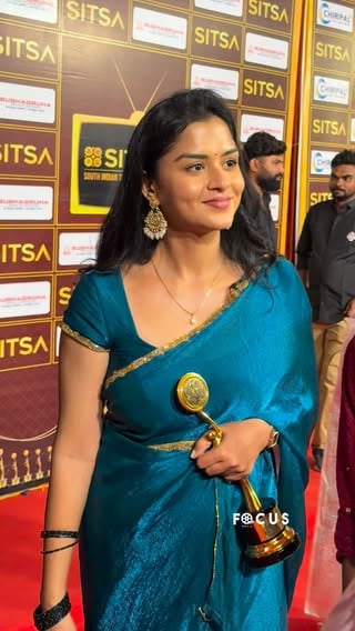 Actress Lakshmi Priya taking selfie with fans after the Sitsa event #lakshmipriya #actresses