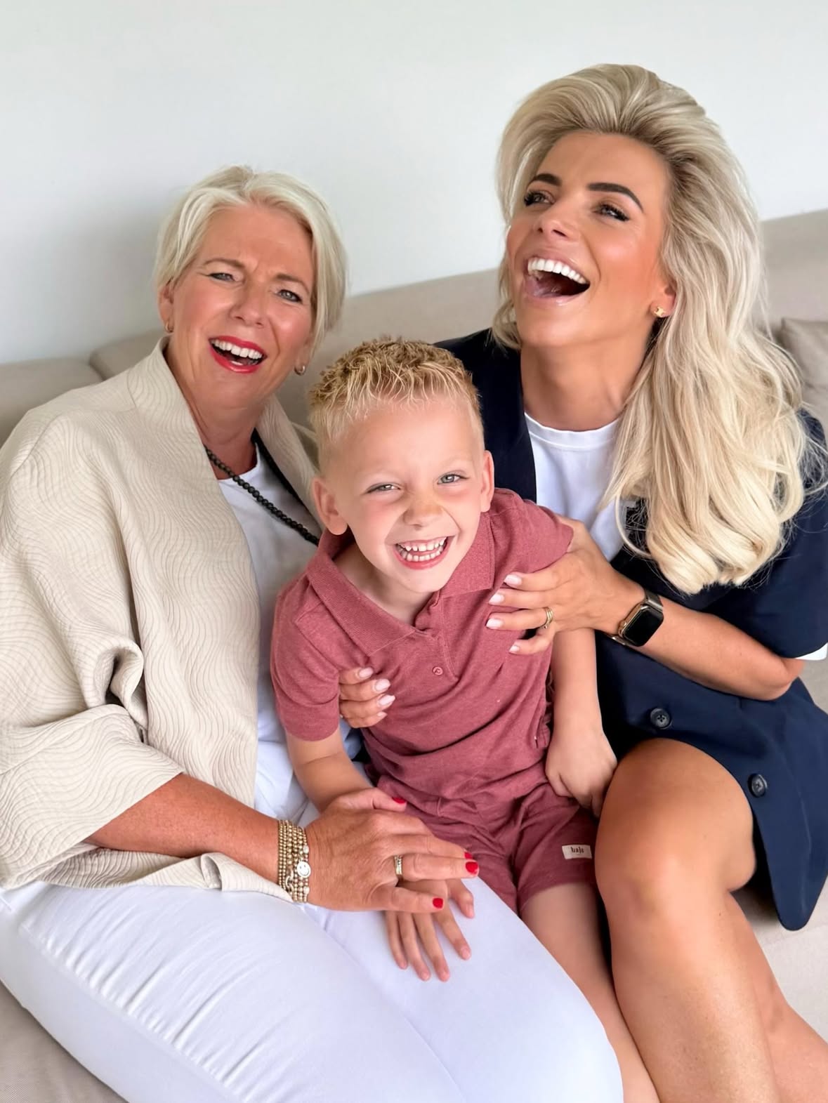 Van harte gefeliciteerd lieve mama & oma!🩷🪅
Mijn steun en toeverlaat, mijn luisterende oor, mijn vriendin en mijn favoriete persoon om mee te lachen. Altijd sta je voor iedereen klaar, zonder ooit iets terug te verwachten. Je bent lief, zorgzaam, sterk en de allerbeste moeder en oma die we ons kunnen wensen. Ik weet niet wat ik zonder jou zou moeten. Dank je wel voor alles wat je voor ons doet, elke dag weer.

#erisereenjarig #lievemam #steunentoeverlaat