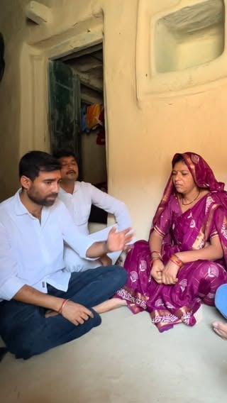 मोदी सरकार आखिर और कितने बच्चों के सपनों की बलि लेगी?

मऊगंज ,मध्य प्रदेश की होनहार छात्रा आकांक्षा चतुर्वेदी ने NEET पेपर लीक से आहत होकर अपनी जीवन लीला समाप्त कर ली। आकांक्षा एक मेधावी छात्रा थीं और उनके 650+ अंक आने की उम्मीद थी। लेकिन जिस परीक्षा व्यवस्था पर लाखों छात्रों का भविष्य टिका होता है, उसी व्यवस्था में हुई भारी लापरवाही और भ्रष्टाचार ने एक बेटी की जान ले ली।

आकांक्षा के पिता पैरालिसिस से पीड़ित हैं और उन्हें दो बार हार्ट अटैक भी आ चुका है। परिवार ने बताया की उन्होंने 3,00,000 ₹ का किसान क्रेडिट कार्ड से लोन लेकर अपनी बेटी की पढ़ाई का सपना पूरा करने की कोशिश की। लेकिन पेपर लीक और सरकार की विफलता ने उस परिवार से उनकी बेटी छीन ली। परिवार की आर्थिक व मानसिक हालात बिलकुल भी ठीक नहीं है ।

आज पीड़ित परिवार से मुलाकात कर ढाढ़स बंधाया और इस कठिन समय में हर संभव सहयोग का भरोसा दिलाया। श्री राहुल गांधी जी के निर्देशानुसार परिवार को किसान क्रेड�