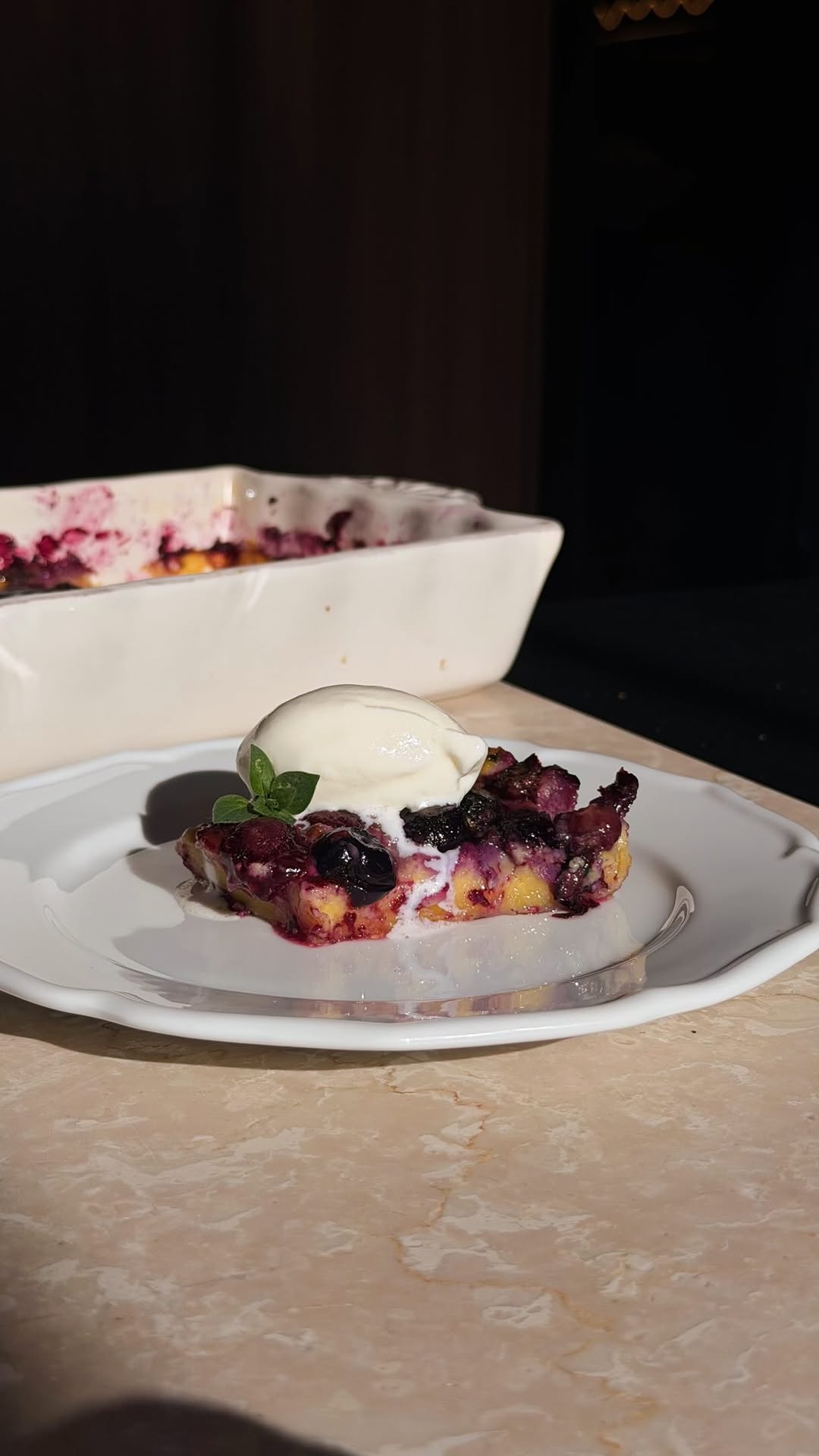 CLAFOUTIS di MIRTILLI 🫐- il dolce più semplice e buono di sempre ✨

Una frusta, la frutta che più amate ed ingredienti che già tutti abbiamo in frigo: 10 min. di lavoro per un dolce che, con una pallina di gelato, vi farà fare un figurone ❤️‍🔥

Per una teglia diametro 26-28cm
3 uova intere
120 g zucchero
100g farina 00, setacciata
250 g latte
40g burro, sciolto e reso nocciola
pizzico di sale
350 g circa frutta a scelta
Burro e zucchero per lo stampo

Prima di infornarlo cospargiamolo ancora con un po’ di zucchero. Cuoce in forno preriscaldato statico a 190 gradi per 40 min. Circa.

#clafoutis