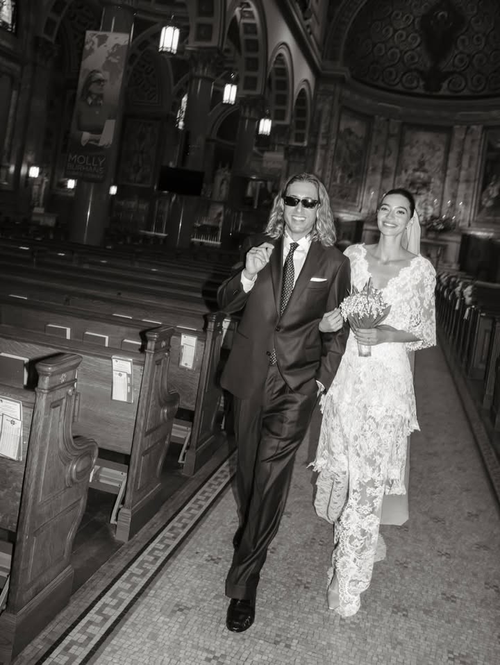 Rocío Crusset comparte las primeras fotos de su boda con Charlie Schein 💍✨. La hija de Carlos Herrera y Mariló Montero ha pronunciado el "sí, quiero" 💒💐 este sábado 30 de mayo en la más estricta intimidad en Nueva York 🗽, donde tiene fijada su residencia.

Te contamos más detalles en HOLA.com 🔗

(📸 @rociocrusset)

#rociocrusset #charlieschein #boda #novia