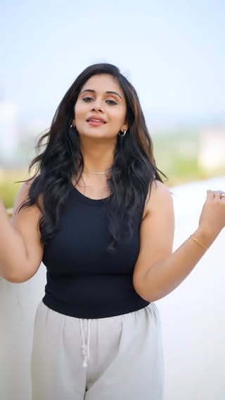 Happy sunday 🥰❤️

📸@imagiophotography_official
💄@makeoverbyhayahakeem_
👗@ponnuash2025

#trending 
#viralpost #reels #explore viral
