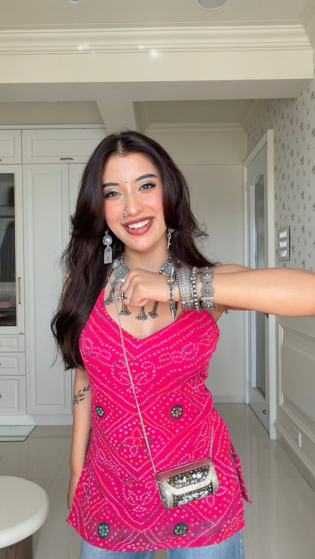 Billori🤭🌸 

Beautiful jewellery from @aaranyabyrashandco 
Top from @thekurtishop_