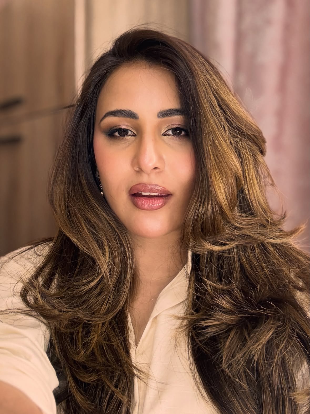 This is a story about a girl who pushed herself to get hair & makeup done for a wedding but couldn’t go because she ran out of breath trying to find something in her closet that fit, so she gave up and stayed in. A for effort though. 

Hair @harry.hairstylist27 makeup @thisisbahawal 
@nabila_salon