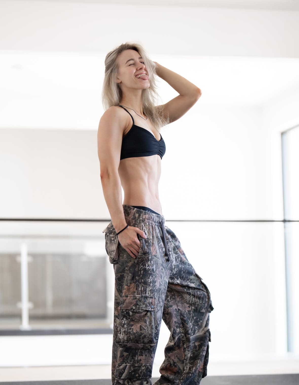Oh hey 🌞

It’s restock dayyy! Some of my favorite sets from @younglaforher are restocking TODAY at 12pm pst! Set those alarms! 

@youngla code SABRINA (-15% discount & supports me, Iris, Norman, and Nancy) ♥️
__
#gymmotivation #gymcrush #girlswithabs #fitnessinspiration #gymgirl