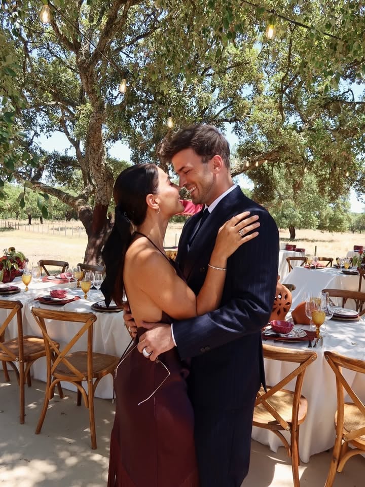 Celebrar o amor continua a ser das coisas mais bonitas da vida. 🤍

Ontem rimos até doer a barriga, chorámos de emoção, dançámos sem parar, abraçámos muito e fomos incrivelmente felizes.

Júlia e Frederico, obrigada por nos terem oferecido uma noite tão especial. Foi mágico ver tantas pessoas unidas pelo carinho que têm por vocês.

O vosso amor é daqueles que inspira, que contagia e que faz acreditar.

Que a vida vos traga tudo o que merecem e que continuem a dançar juntos para sempre. ✨❤️