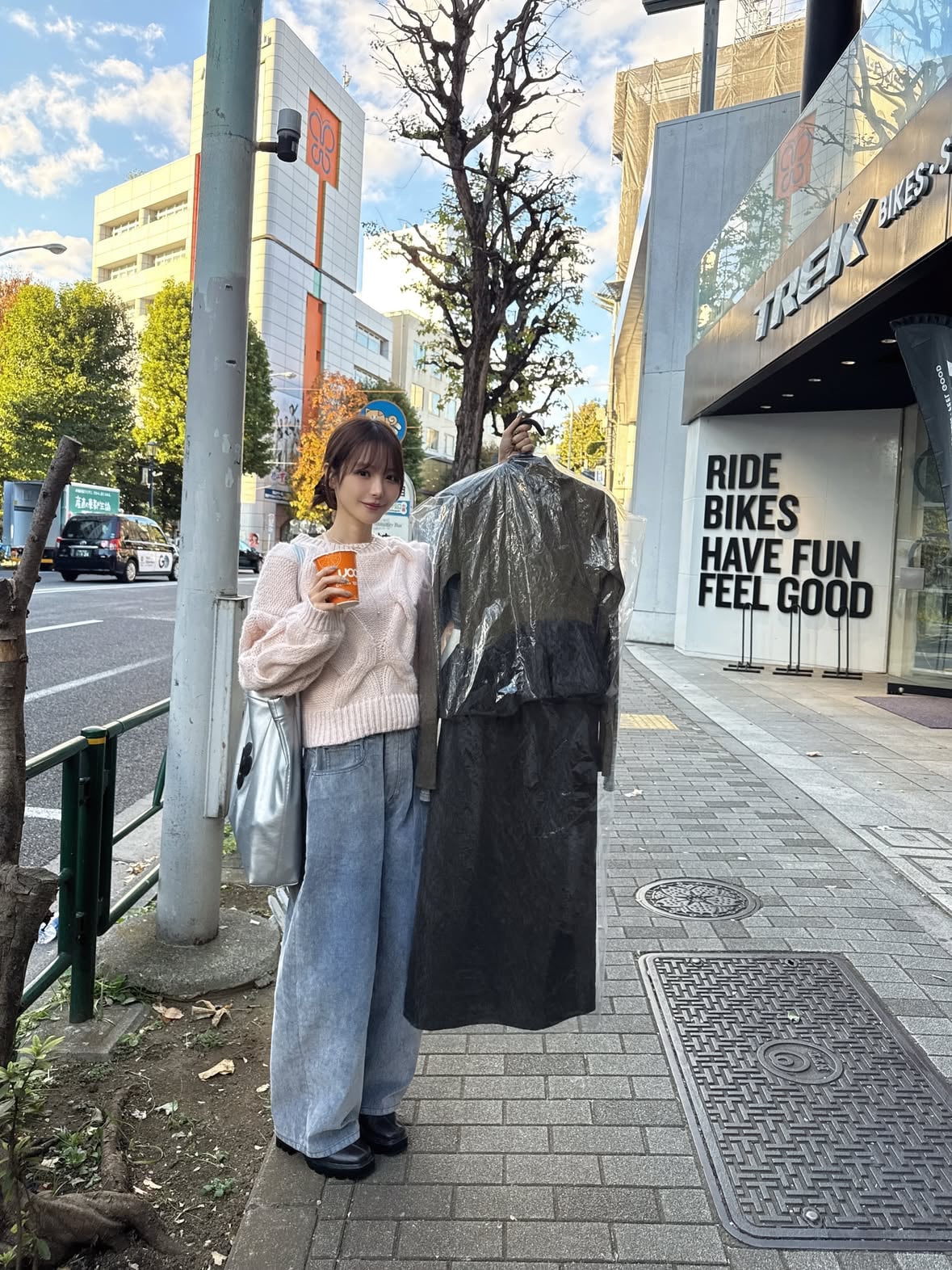 初めて完成したお洋服を自宅に持って帰った日💭

最初のサンプルが上がったのは去年のこの時期だったかな？
形から仕上げて生地を組み合わせて...
時間はかかったけれど納得のいくものになりました。

@tulm.official.japan で着画もどんどん投稿していくので
是非そちらやオンラインサイトを参考にしてみてください☺️

またサイズや生地感に関する質問も多くいただいたので
質問に答えるライブも出来ればいいなと予定しております
前回のインスタライブではユニセックスのサイズ感もなかなか
伝わらなかったと思いますので検討中のみなさま、
ぜひお待ちいただけると幸いです☺️🍑

#tulm
#トゥルム