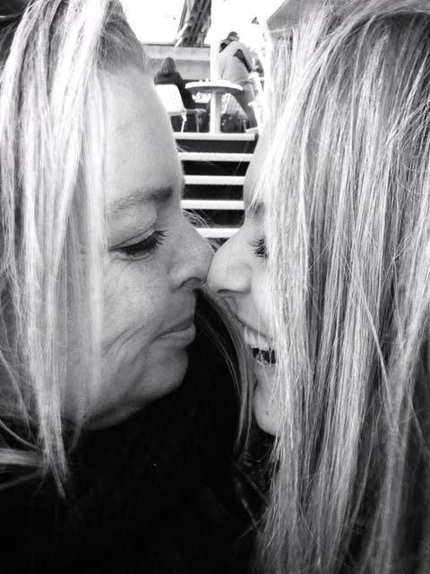 Ein Monat ohne dich 💔 
Aber: 
9‘829 Tage: 
	•	1’404 Wochen und 1 Tag
	•	323 Monate
	•	235’896 Stunden
	•	oder 14,15 Millionen Minuten,
die ich mit DIR verbringen durfte ♥️♥️♥️

Mami, ich denke jeden Tag an dich, vermisse deine Stimme, dein Lachen und vor allem dein riesengrosses Herz, welches mich mit so viel Liebe beschenkt 🫶🏼 
Wie liebend gerne würde ich nochmal mit dir kuscheln, einfach mit dir rumalbern und dir so viele Dinge persönlich erzählen 😔 

Die Realität sieht leider anders aus. Ich muss lernen, mit dieser „neuen Version“ meines Lebens umzugehen und probieren, sie Stück für Stück anzunehmen… 
Mein Leben geht nicht einfach so weiter wie zuvor – es nimmt einen anderen Verlauf, weil ein bedeutender Teil davon mit dir gegangen ist. 

Eine grosse Lücke, die bleibt 💔

#trauer #einmonatohnedich #mamainheaven #edameyhugentobler #edameeey