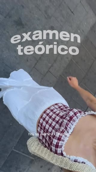 Pienso de verdad que el destino tenía esto guardado para mí: Cuenca y todo lo que venía con ella ✨.

Tenía que conocer a la gran Rocío de España, la mejor profesora de autoescuela que podría haber tenido. Es la profesora que yo necesitaba y sinceramente, la que todos necesitamos alguna vez, tanto en el aula como en la vida. Sin ella, esta experiencia no habría sido la misma🥹.

Han sido 6 días, 10 horas al día en la autoescuela, y luego en casa seguir estudiando más para no fallar. Todo lo que normalmente harías en mucho más tiempo se concentra en unos pocos días y pasas por todas las fases posibles:
empiezas a tope pensando que te vas a comer el mundo, tienes momentos increíbles en los que los test salen solos y te crees Fernando Alonso, y otros en los que se acerca el examen, fallas más de la cuenta y te vienes abajo. Y todo eso, con Rocío al lado, se lleva muchísimo mejor.

¿Y qué decir de mis compañeros? He conocido a gente chulísima que también se queda para siempre en mi patatita. Al final todos íbamos a por lo mismo y aunque el primer día nos mirábamos como completos desconocidos, hemos terminado esta aventura queriéndonos un poquito todos. Porque entre nervios, risas, errores en los test y horas compartidas, se crea algo especial. Esos aplausos a Rocío gritándole “GUAPAAAAAA” quedarán para siempre también en la memoria 😂.

Hoy estoy feliz. Feliz porque lo he conseguido. Pero también feliz porque ha sido así, en Cuenca y con ellos. Porque el camino ha merecido la pena y porque esta experiencia no la voy a olvidar en la vidaaaaaaaa.

SOY APTA, JODER! 🥰🙌
Cuenca, nos vemos pronto con el práctico. PI PIIIIIII 🚗💨

#coche #carnetdecoche