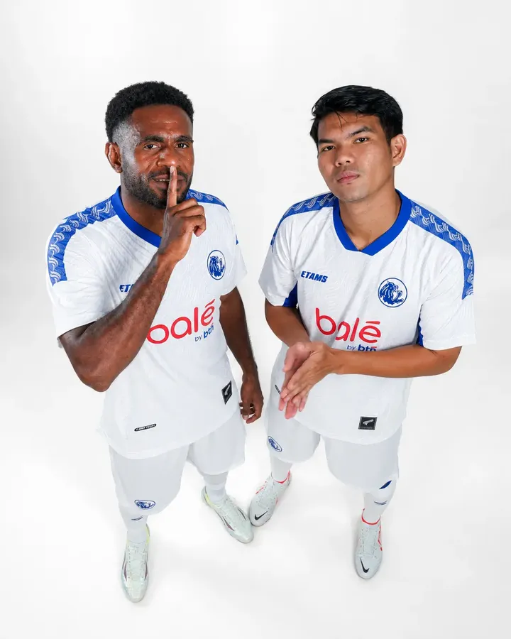 🚨𝗕𝗥𝗘𝗔𝗞𝗜𝗡𝗚 : Manajemen Arema FC dikabarkan tengah mempertimbangkan untuk tidak memasukkan nama Anwar Rifa'i dan Samuel Balinsa ke dalam skuad Singo Edan musim depan.

Kedua pemain muda tersebut berpotensi meninggalkan Arema FC dengan status pemutusan kontrak maupun dipinjamkan ke klub lain demi mendapatkan menit bermain yang lebih banyak.

Keputusan akhir masih menunggu evaluasi tim pelatih dan manajemen jelang bergulirnya musim baru.

FOLLOW @lionssfanss !!!
FOLLOW @lionssfanss !!!
FOLLOW @lionssfanss !!!

PP / IKLAN ? DM

#LionssFanssAremafc
Aremania SalamSatuJiwa