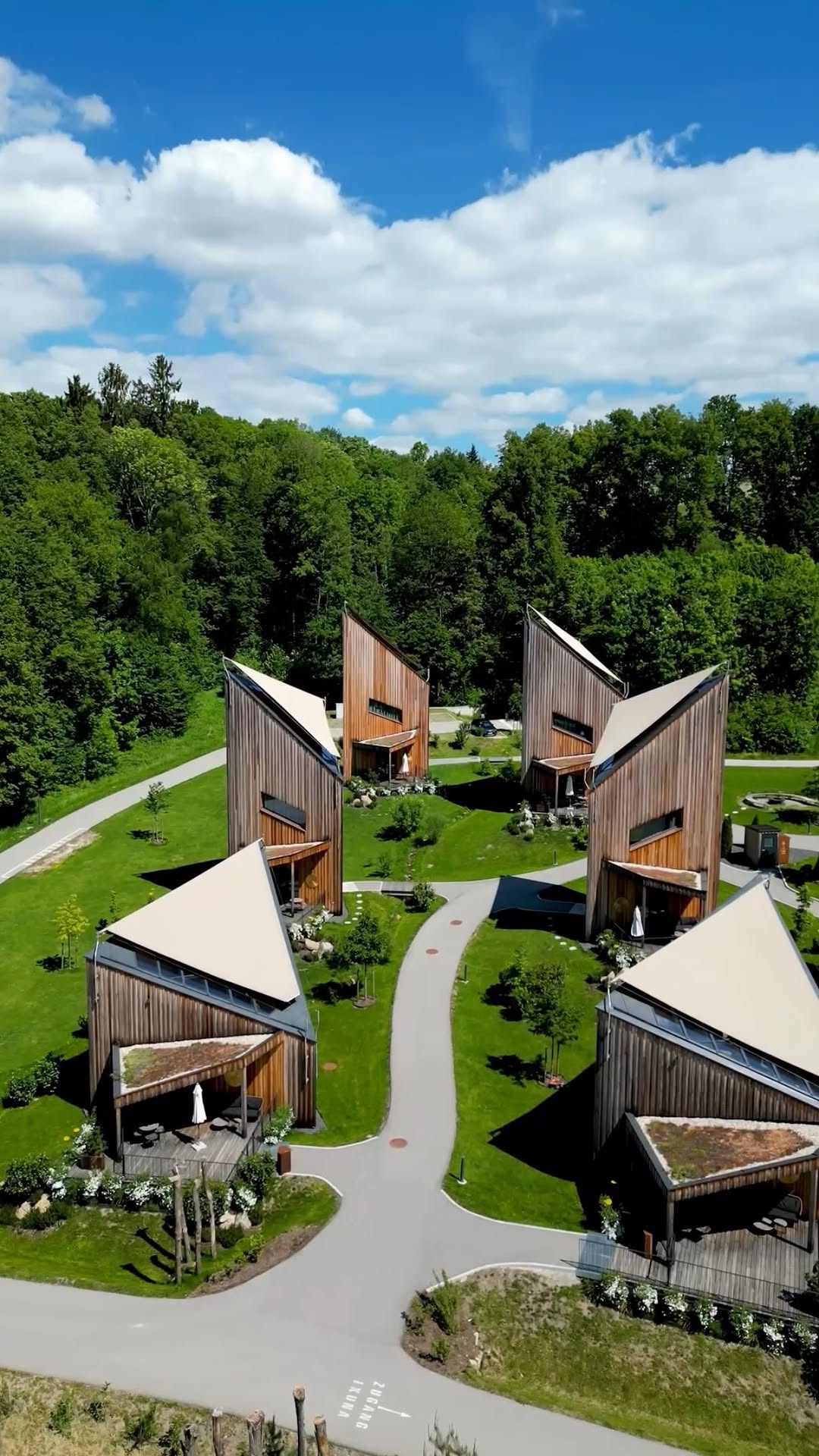 Anzeige | Wollt ihr eine Runde ins @ikuna.naturresort ? Also uns hat es absolut umgehauen – und jetzt dürft ihr das auch erleben 🤩!
⠀
Weil wir nicht zum ersten Mal da waren und ihr so oft gefragt habt, ob wir einen Rabattcode oder etwas für euch haben, kommt hier die Antwort:
Wir verlosen eine Übernachtung für 2 Erwachsene und 2 Kinder in einer der traumhaften Lake Side Tipi Suites im @ikuna.naturresort (einlösbar in der Nebensaison 2026 vom 31.08. bis 01.11.2026) 🏕️✨.
⠀
Um in den Lostopf zu hüpfen, müsst ihr nur zwei Dinge tun:
1.	Folgt @ikuna.naturresort und uns @pinepins.
2.	Schreibt uns in die Kommentare, was ihr dort am allerliebsten erleben würdet – egal ob Wasserspielplatz, Kletterpark oder einfach die Natur genießen 🌳!
⠀
Wir drücken euch allen ganz fest die Daumen und sind super gespannt auf eure Kommentare 🤭.

Ihr könnt bis einschließlich 10.06.26 teilnehmen, der/die GewinnerIn wird von uns benachrichtigt ♥️.
⠀
#ikunanaturresort #familienurlaub #gewinnspiel #reiselust #österreich