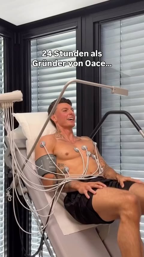 Ich habe beim Arzt herausgefunden dass meine Lunge quasi 42 Jahre alt ist… 🫁  und daran arbeiten wir jetzt ✊🏻 Danke ans Team von Doctown und @padel.parranda ❤️ und scheckt das Outlet auf der @oace_sports Website ab 🤞🏻