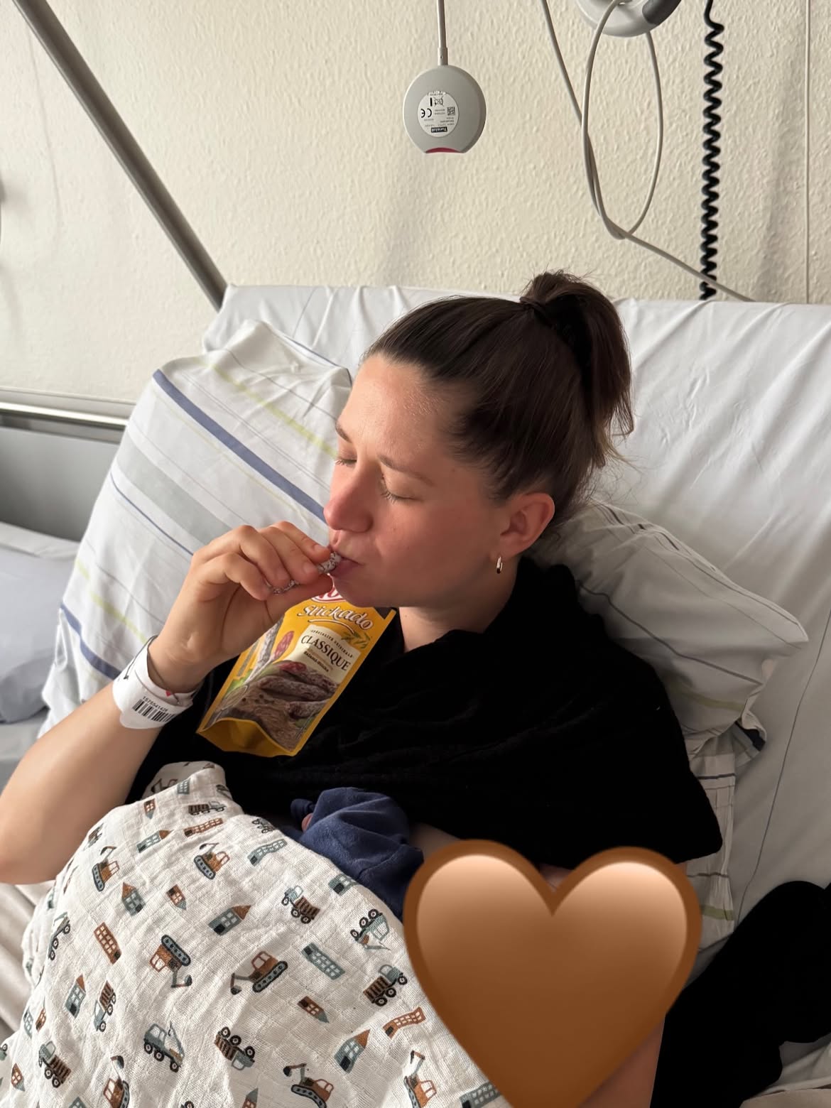 Nach neun Monaten Schwangerschaft hat Anna endlich ihren wohlverdienten Salamistängel im Krankenhaus gegessen – und er war unfassbar lecker. 🙂‍↔️😂😍

Unser kleiner Mann ist jetzt schon 5 Tage auf der Welt und wir sind seit 3 Tagen wieder zu Hause. Es fühlt sich immer noch ein bisschen unwirklich an.

So oft haben wir uns diesen Moment vorgestellt: Wie wir ihn im Maxi-Cosi nach Hause fahren, wie er neben uns liegt, wie unser Alltag plötzlich zu dritt aussieht. Und dann wurde aus all diesen Gedanken einfach Realität. 🤍🤎

Heute waren wir das erste Mal gemeinsam mit ihm im dm. Momentan gibt es so viele erste Male, und jedes einzelne fühlt sich ganz besonders an. Wir versuchen, jede Sekunde aufzusaugen, jeden Blick, jedes Geräusch und jeden kleinen Moment festzuhalten.

Die Zeit vergeht jetzt schon viel zu schnell. 🥹✨
#schwanger #geburt #baby #familie #accouple