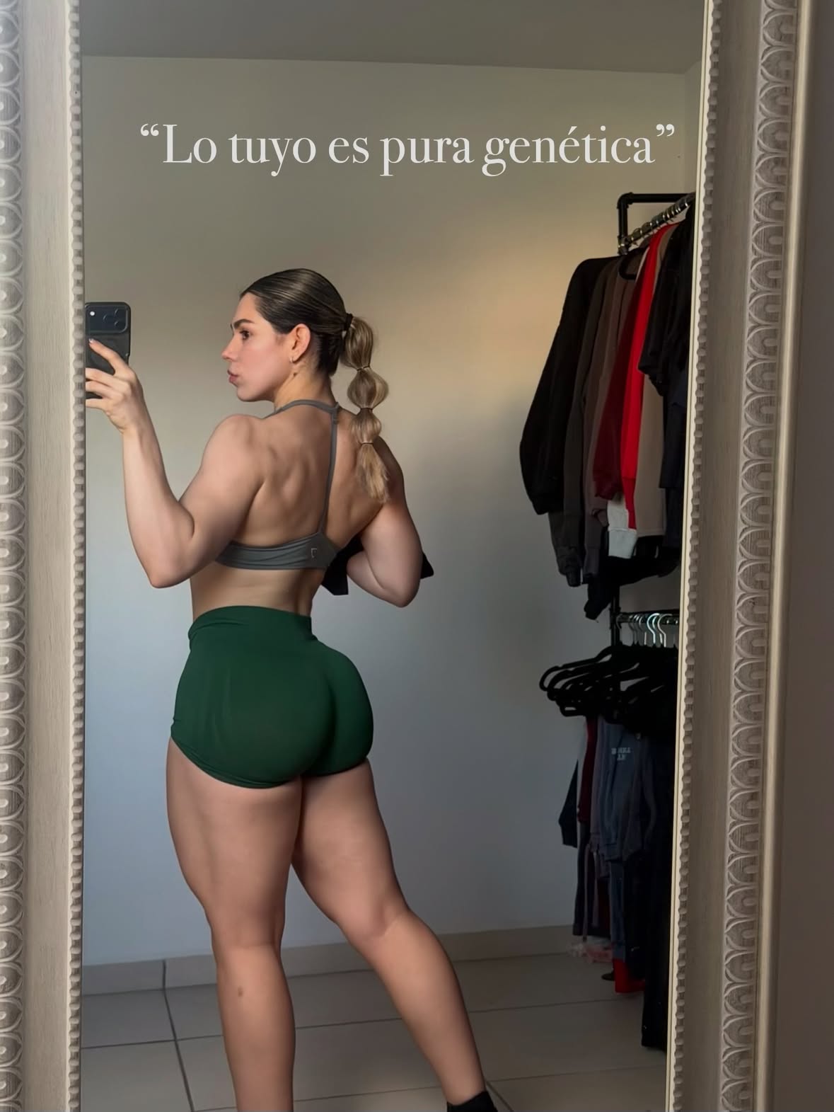 No, son muchos años lidiando con todo este tema de la nutrición y mi cuerpo, (por eso decidí estudiar eso), traumas y que desarrollé mi primer tca a mis 13 años con dietas extremas entrenando solo funcional, después lo dejé y empecé con atracones y a inicios de  2020 otra vez dejando de comer, a finales de 2020 fue cuando inicié con las pesas y a estudiar nutrición, a informarme y de ahí ha sido el proceso del gym. No no es genética, son años de trabajo de informarme, estudiar y seguir en esto❤️‍🔥 por mi y para mi salud tanto física como mental. En vez de culpar a la genética empieza a cultivar hábitos por y para ti los resultados vendrán…