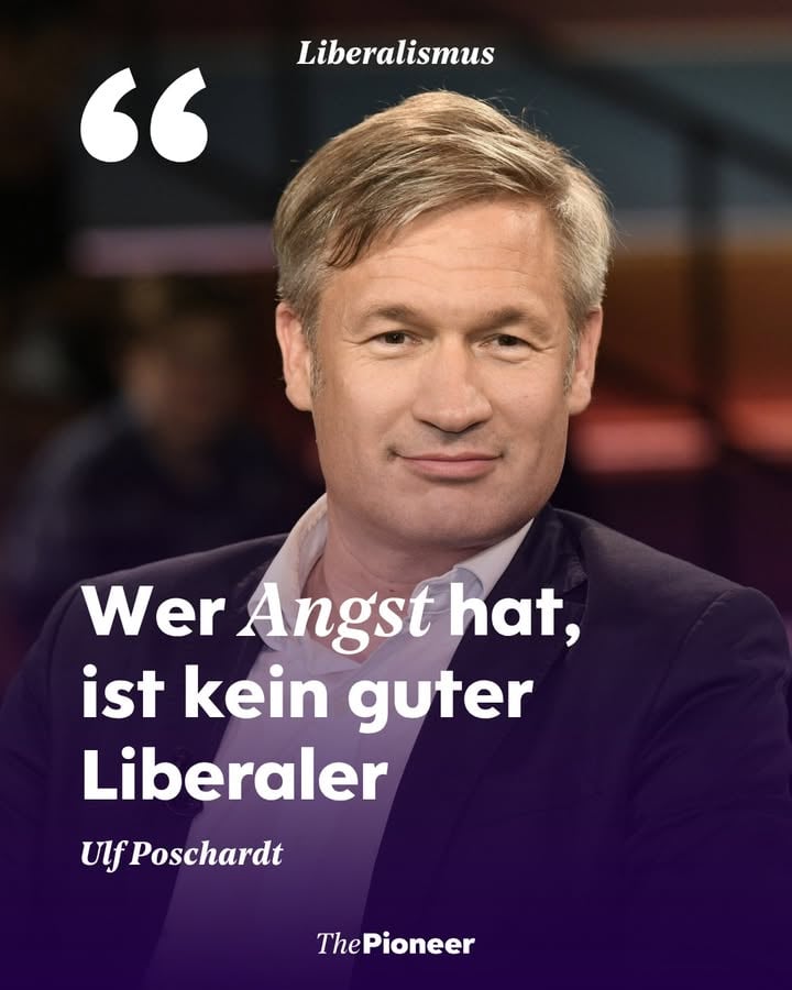 „Wer Angst hat, ist kein guter Liberaler.“ – Ulf Poschardt im Pioneer-Interview.

Am Wochenende sucht die FDP auf ihrem Parteitag in Berlin nach einem Neuanfang. Publizist Poschardt stellt die schärfste Diagnose dieser Sonderfolge: nicht zu wenig Liberalismus, sondern der falsche – Angsthasen-Liberalismus, der sich von „lächerlichen Demos gegen rechts“ beeindrucken lässt.

Seine Forderung nach dem fünften Jahr Stagnation: keine Sozialstaatsdiskussion mehr, keine Gerechtigkeitsdebatte mehr – nur noch Leistungsfixierung.

Seine Hoffnung: Wolfgang Kubicki, 74, einziger Vorsitz-Kandidat. „Er ist bereit, das Risiko einzugehen."

Neun Stimmen zum Liberalismus – mit Peter Sloterdijk, Veronika Grimm, Wolfgang Kubicki, Volker Wissing, Linda Teuteberg, Jörg Schönenborn, Wolfgang Büchner, Veit Dengler und Ulf Poschardt. Moderation: Karina Mößbauer.

Die ganze Folge im Pioneer-Briefing. 
#Jetzt Liberalismus kommentieren und den Podcast kostenlos hören.