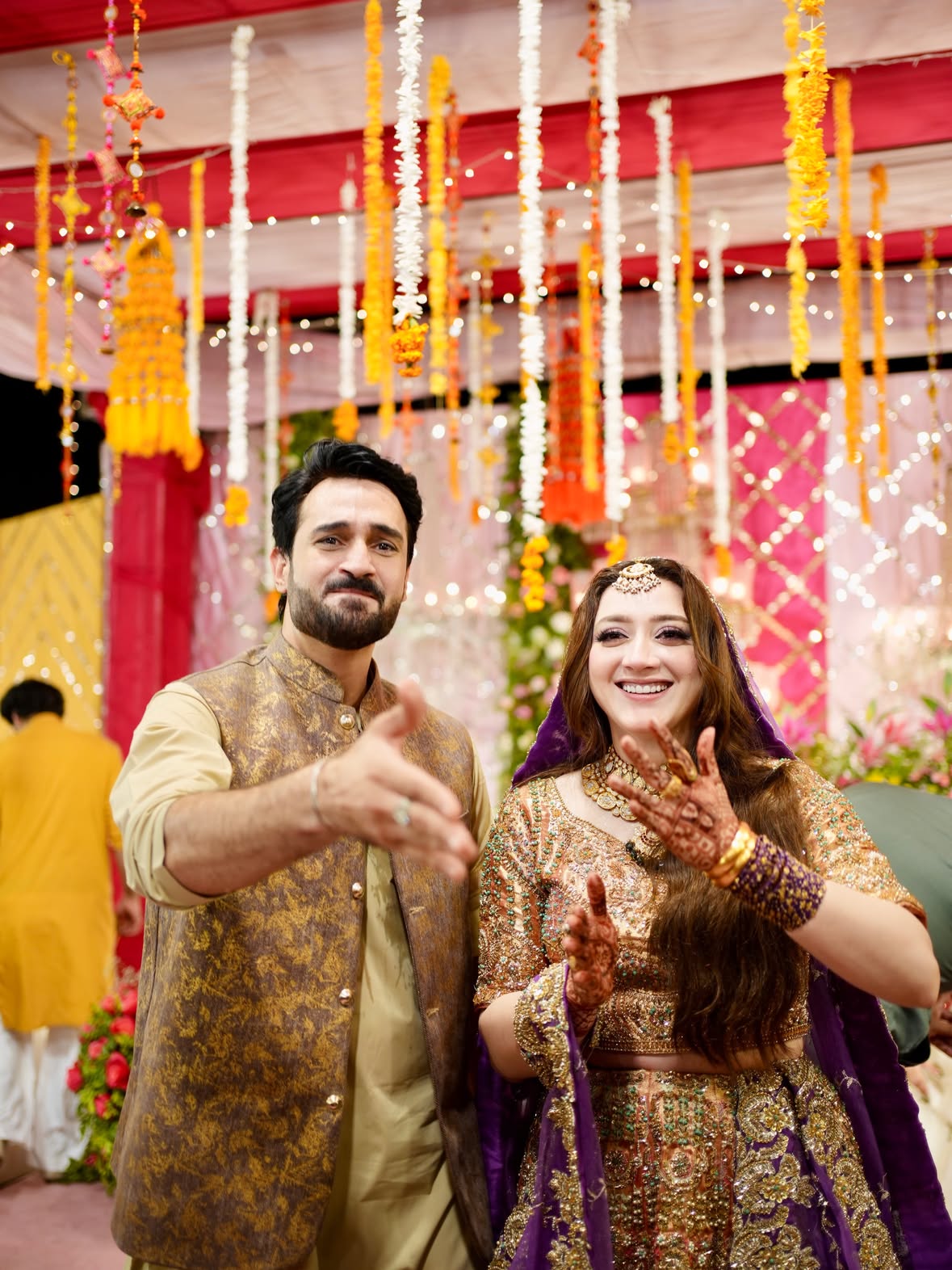 Mehndi vibes @momina.iqbal ❤️🧿❤️

Wardrobe by @waleedkhan_couture
Photography by @shadigraphers
Styling by @717men