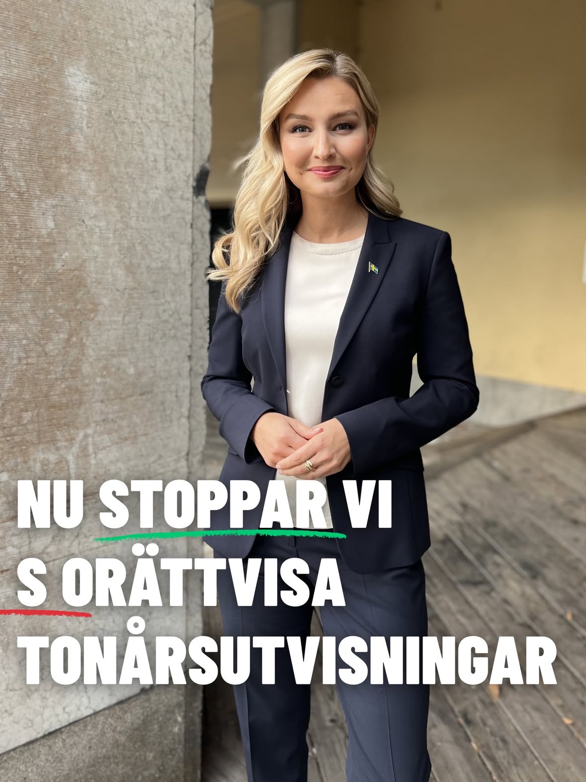 Nu stoppar vi sossarnas orättvisa tonårsutvisningar.

Det är orimligt att unga vuxna som gjort rätt för sig ska bära konsekvenserna av en lagstiftning som inte fungerar. Därför ändrar vi lagen.

▪️En ny ventil införs för unga mellan 18 och 21 år. Även ungdomar som redan har lämnat Sverige ska kunna söka tillstånd enligt den nya bestämmelsen.
▪️En tillfällig lösning införs för ungdomar som fått ett slutligt utvisningsbeslut från den 1 januari 2025 och som fortfarande befinner sig i Sverige.
▪️En tillfällig lösning införs också för ungdomar som riskerar att hamna i kläm och som haft uppehållstillstånd på grund av anknytning som barn under de tre senaste åren.

När reglerna slår fel tar vi ansvar och rättar till dem. Det gör vi nu.