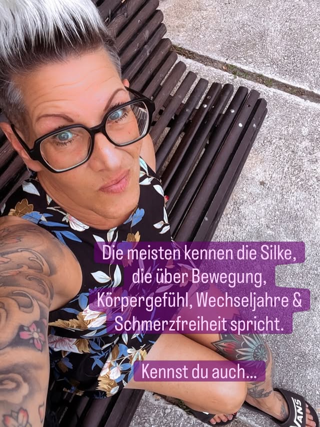 Wer schon länger hier ist, kennt die Bilder.

Sonne satt.
Terrassen Sport.
Meer.
Spanien.
KoffeinKuss in der Hand.
Mundwinkel auf Empfang.

Manchmal sieht das Leben auf Instagram aus wie ein Cocktail mit Schirmchen.

⚓️Die Wahrheit ist:
Jedes Leben besteht aus Kapiteln.

Aus Seiten, die jeder lesen darf & aus Seiten, die selten gezeigt werden.

Meine Geschichte enthält beides:
Gewalt.
Missbrauch.
Ständige Umzüge.
Suchend.
Abschiede.
Neuanfänge.
Fragen.
Entscheidungen.
Und eine kleine Silke,
die deutlich früher erwachsen wurde,
als ursprünglich geplant.

🤸‍♀️Vielleicht betrachte ich Menschen deshalb anders.
Weil ich weiß,
dass hinter jedem Lächeln eine Geschichte wohnt.
Hinter jeder starken Frau.
Hinter jedem Erfolg.
Hinter jeder Entscheidung.

Heute sehe ich viele Menschen,
die sich mit dem vergleichen,
was andere nach außen zeigen.

Dabei ist das Sichtbare oft nur die Spitze des Eisbergs.

Das Bling Bling.
Die glänzende Verpackung.
Die hübsch beleuchtete Schaufensterseite.
Alles schön arrangiert,
Das Spannende wohnt meistens dahinter.
In den Erfahrungen.
Den Narben.
Den Umwegen.
Den Entscheidungen.
Den Momenten,
in denen niemand applaudiert hat.

Wenn ich auf mein Leben schaue,
bin ich deshalb für etwas ganz anderes dankbar als für schöne Bilder.

Für die Fähigkeit,
immer wieder aufzustehen.
Mich neu auszurichten.
Weiterzugehen.
Und dabei meinen Humor nicht unterwegs zu verlieren.

Denn genau dort entsteht echte Stärke.
Nicht im Scheinwerferlicht.
Sondern in den Kapiteln,
die kaum jemand sieht. ⚓️🤸‍♀️

#lebensgeschichte
#starkefrauen
#authentisch 
#echtstattperfekt
#frauen50plus
