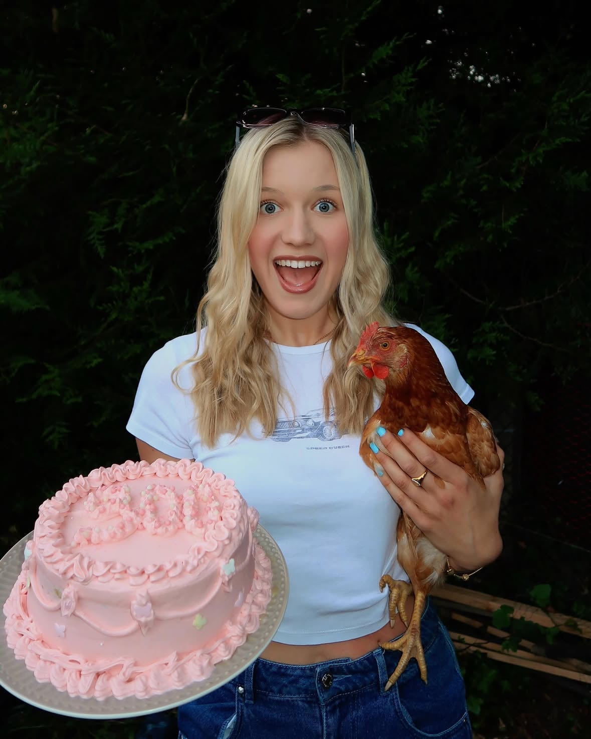 Vielen Dank für 300.000 Abonnenten auf YouTube!💗

Diese Zahl ist für mich immer noch kaum zu begreifen... So viele Menschen begleiten mich auf meinem Weg, schauen meine Videos, unterstützen meine Arbeit und machen all das überhaupt erst möglich!!

Die letzten Jahre waren nicht immer einfach, aber ich bin jeden einzelnen Tag dankbar dafür, dass ich mein Hobby zum Beruf machen durfte! Ich tue das, was ich liebe, und habe dabei eine so großartige Community hinter mir. Das ist alles andere als selbstverständlich.

Danke für eure Unterstützung, eure Kommentare, eure Nachrichten und dafür, dass ihr mich auf dieser Reise begleitet. Ohne euch gäbe es das alles nicht!

Ihr seid einfach der Wahnsinn!❤️

Liebe Grüße von mir und meinen Chicks!🐓

Michelle