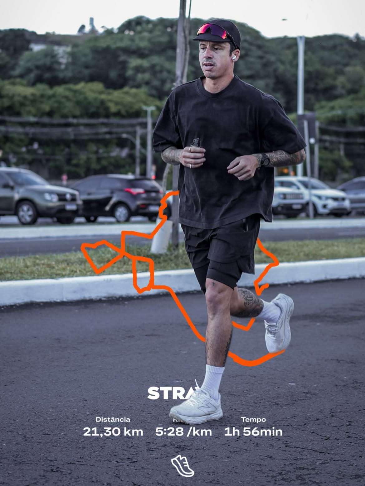 21.3Km (Meia maratona) concluída. ✅

Sem acompanhamento.
Sem preparação específica.
Sem planilha, mas com essa corrida tendo um propósito na minha vida.

Alguns anos correndo, aprendendo e construindo resistência na prática.

O que era hobby, virou algo muito importante pra minha vida mentalmente e fisicamente. 

Claro que ganhar uma medalha e estar ali correndo com milhares de pessoas seria legal, mas eu precisava fazer por mim primeiro. 

Foi uma vitória pessoal conseguir fazer isso acontecer. Meu foco sempre foi o skate, mas nunca fui uma pessoa presa somente a uma coisa. Sempre gostei de aprender, evoluir e me dedicar a tudo que faz bem pra saúde, pro corpo e pra mente. No fim, tudo aquilo que a gente mentaliza e acredita de verdade, a gente realiza.

Ainda tenho muito pra evoluir… mas essa meia maratona foi mais uma prova pra mim mesmo, de que consistência faz diferença.
 
 Vambora 🚀 

21.3km (Half Marathon) completed. ✅

No coach.
No specific training plan.
No schedule — just a purpose behind this run in my life.
 

Years of running, learning, and building endurance through experience.

That’s what helped me complete this half marathon.

Getting to run with a bunch of people and getting a medal would be cool too but i had to do it for myself first. 

What started as a hobby became something extremely important for my mental and physical health.

It was a personal victory to make this happen. My main focus has always been skateboarding, but I’ve never been someone limited to only one thing. I’ve always enjoyed learning, evolving, and dedicating myself to everything that’s good for the body, mind, and health.

In the end, everything we truly believe in and visualize, we can achieve.

I still have a lot to improve… but this Half marathon was another reminder to myself that consistency makes a difference.

LFG 🚀