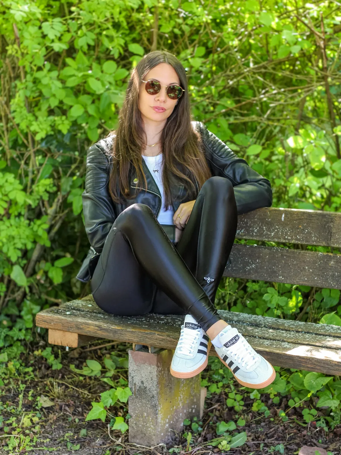 #Werbung 
Casual mood with my fav sneakers 🖤

Öffne die SHEIN App, suche nach „Brand“ und entdecke Über 1.000 Marken‑Rabatte. 
Mit dem Code "VBstylessa288" gibt es zusätzliche Rabatte ❤️

@sheinofficial @sheingermany

Suchnummer Sneaker: 209496429

Leggings: @esmina.deluxe.wear 🖤
Nutzt den Code "STYLESSA11" für einen Rabatt ✨

#sheintrendingbrands #leatherleggins #leatherlook #adidasoriginals